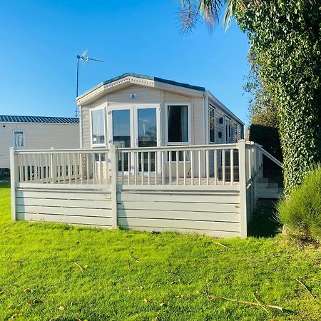 Stylish Inviting 2 Bedroom Caravan With Sea View East Mersea Exteriér fotografie