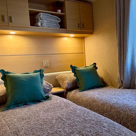 Stylish Inviting 2 Bedroom Caravan With Sea View East Mersea Exteriér fotografie